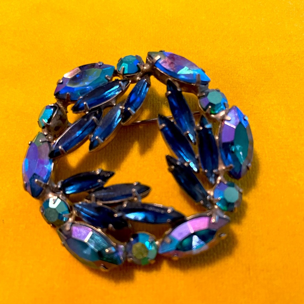 Lovely Weiss wreath brooch